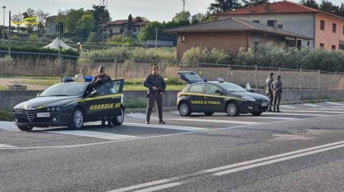 Non si ferma all’alt e rischia di investire un finanziere: 35enne veronese nei guai
