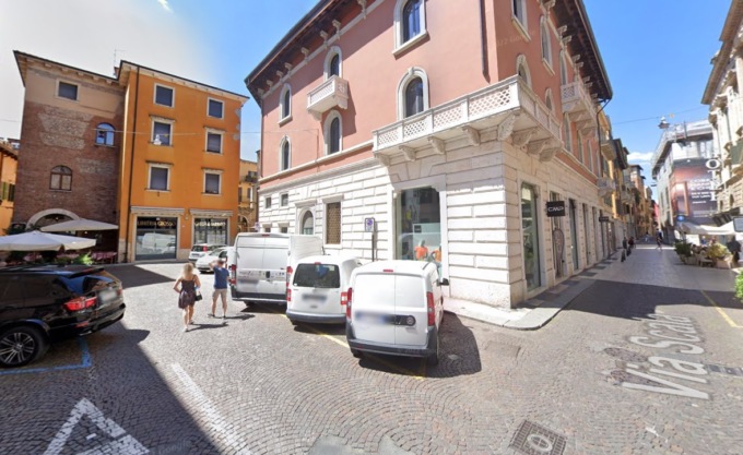 Ruba la borsa di una cameriera al ristorante ma il cuoco reagisce e lo insegue