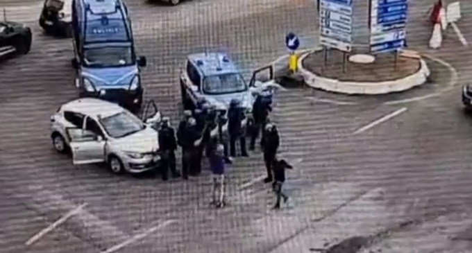 Ultras del Napoli scatenati a Verona: bombe carta, lacrimogeni e 45 daspo per i tifosi partenopei