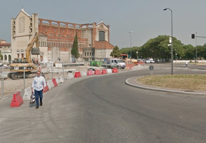 Orrore in piazzale XXV Aprile a Verona: accoltellamento in pieno giorno