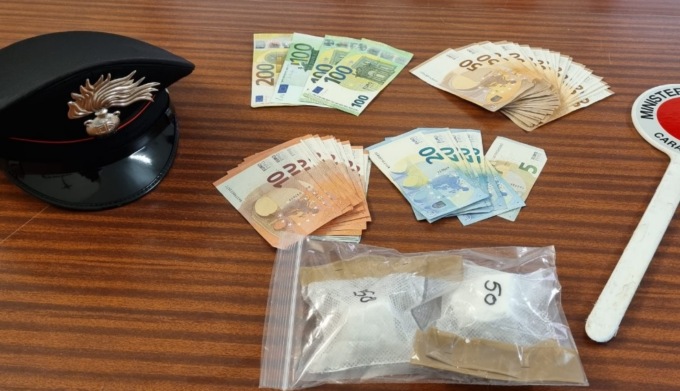 Va al Parco di divertimenti ma per vendere “morte”: beccato pusher con un etto di cocaina
