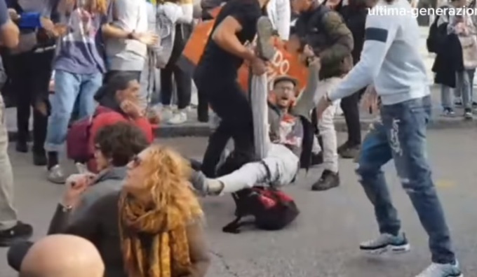 Bloccano viale delle Nazioni ma scatta l’aggressione: attivisti di Ultima Generazione picchiati da ragazzini