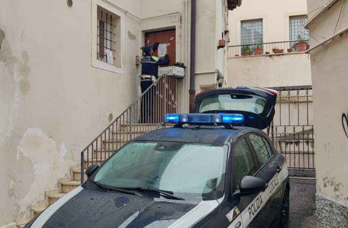 La centrale di spaccio nelle case Ater di Veronetta: la droga si vendeva direttamente dalla finestra