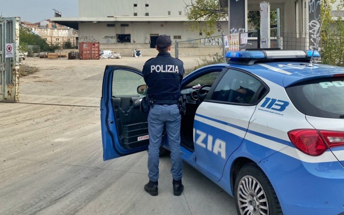 Esce dall’ex deposito ferroviario, vede gli agenti di Polizia e tenta la fuga: in tasca aveva droga pronta per essere venduta