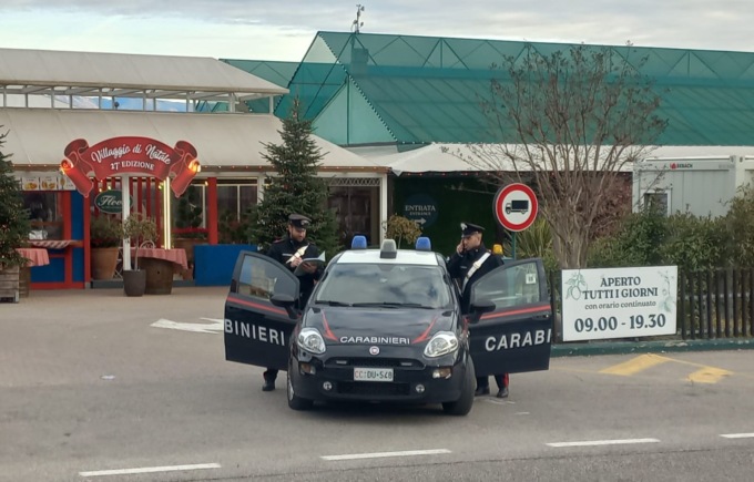 Quando la guardia non c’è i ladri ballano: tentano di rubare 410 euro di merce natalizia in assenza del personale del negozio