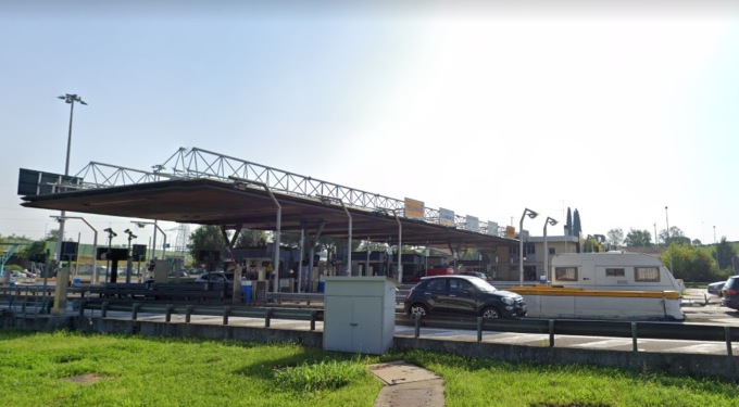 Grave incidente al casello di Peschiera: feriti un uomo e due bambini