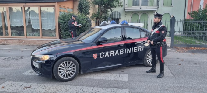 Vogliono farla pagare a un debitore ma non lo trovano, irrompono in casa picchiando il giardiniere (e aggredendo quasi la moglie)