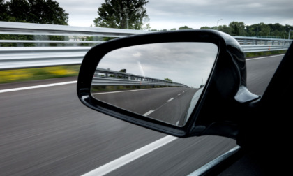 Come guidare usando gli specchietti dell'auto: consigli per neopatentati