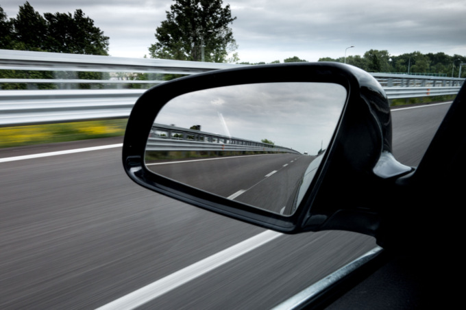 Come guidare usando gli specchietti dell’auto: consigli per neopatentati