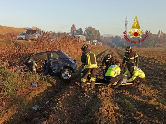 Si scontra con un camion e finisce in una scarpata, la conducente incastrata tra le lamiere dell’auto