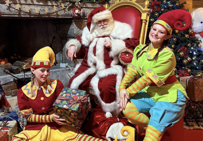 “Chi ha rapito Babbo Natale?”, a Gardaland la cena in giallo per aiutare i bimbi in difficoltà