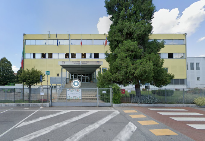 Spruzza spray al peperoncino nel corridoio della scuola, 23 studenti intossicati