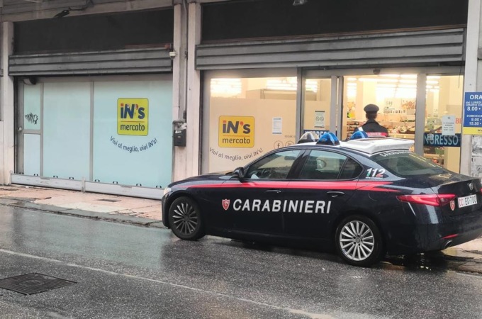 Tenta la rapina al super, viene beccato e per scappare morde un dipendente del negozio