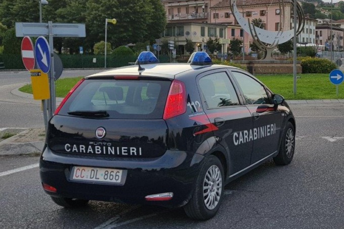 43enne ubriaco vuole entrare nel bar con lo scooter