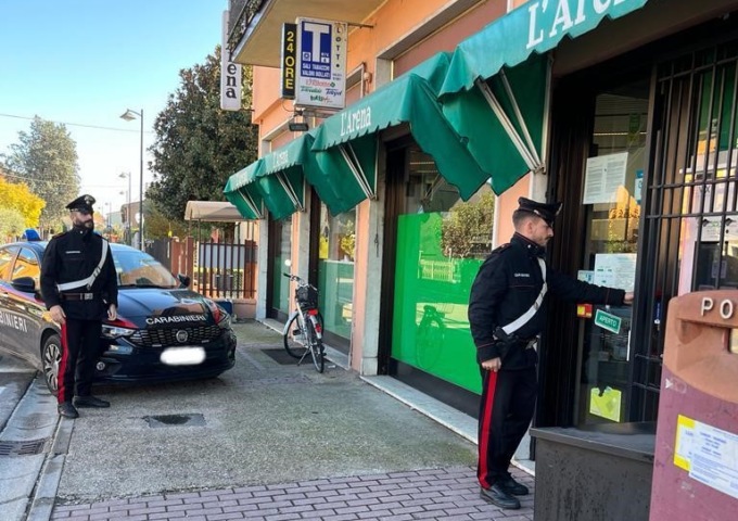 Tabaccaia eroica chiude nel negozio il rapinatore armato e lo fa arrestare
