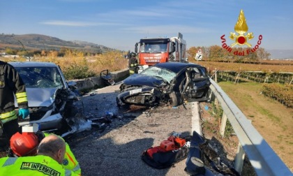 Violento frontale tra due auto, ragazza di 23 anni perde la vita