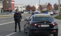 Getta una dose di cocaina dal finestrino prima di dare gas e scappare dai Carabinieri: la sua fuga in auto dura poco