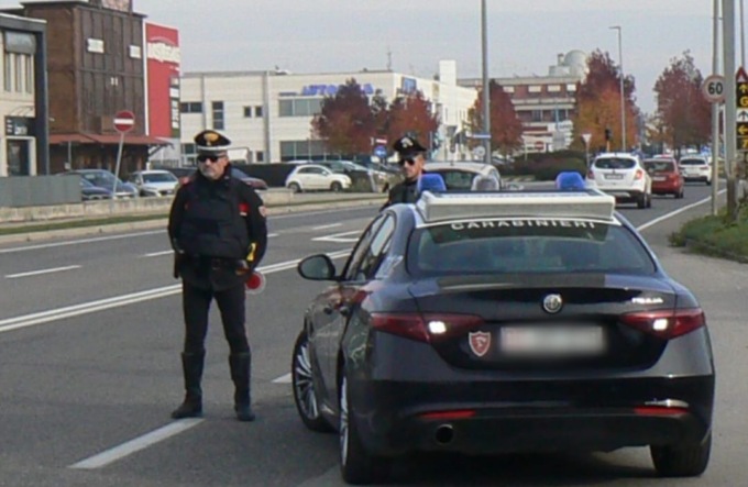 Getta una dose di cocaina dal finestrino prima di dare gas e scappare dai Carabinieri: la sua fuga in auto dura poco