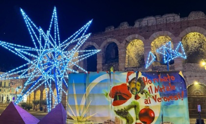 Il sindaco Tommasi vestito da Grinch in centro a Verona: "Hai rubato il Natale ai veronesi"