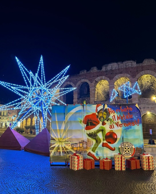 Il sindaco Tommasi vestito da Grinch in centro a Verona: “Hai rubato il Natale ai veronesi”