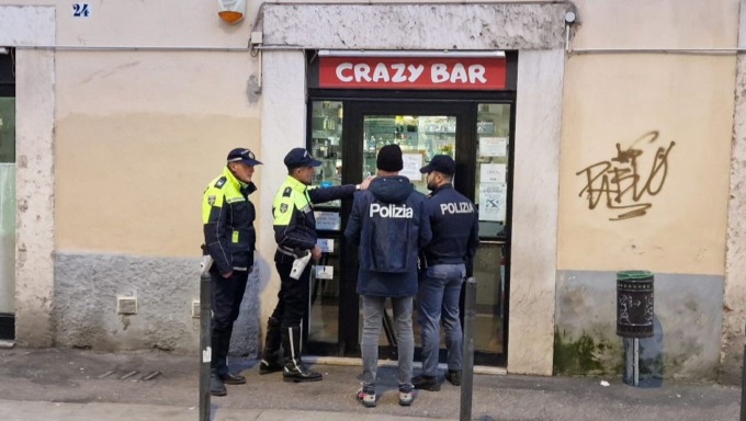 Follia al “Crazy Bar”: un cliente scaglia una bottiglia di vetro contro il viso di un agente