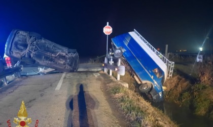 Violento scontro tra camion e furgone, i due mezzi si "impennano": un uomo resta intrappolato tra le lamiere