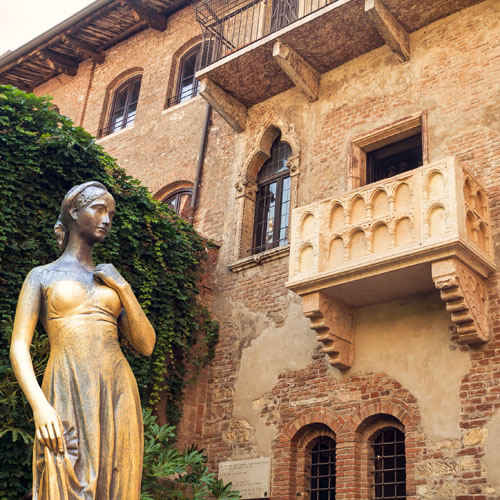 La statua di Giulietta col balcone della sua casa