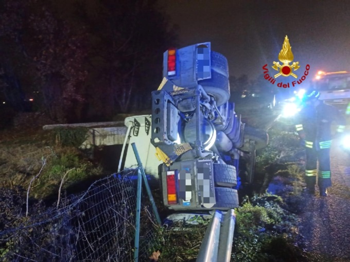 Trattore esce di strada e finisce in un fossato, l’autista resta intrappolato nella cabina
