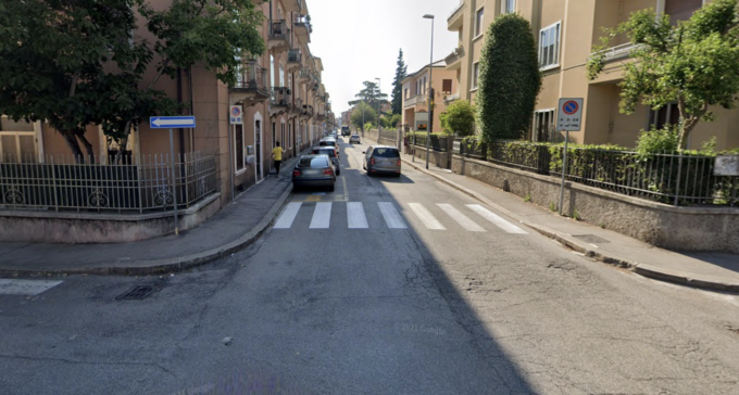 Golf travolge un anziano sulle strisce pedonali in via Pisano, è grave