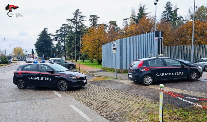 Il Carabiniere intima l’alt ma lui non si ferma e lo travolge con l’auto