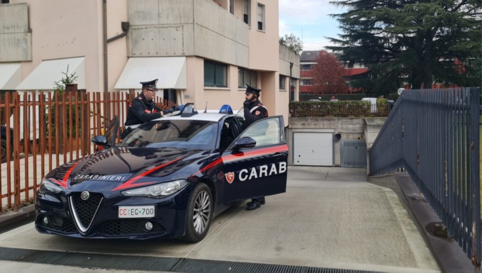 Seguono il gps di una bici elettrica rubata e scoprono la tana della “banda dei garage”