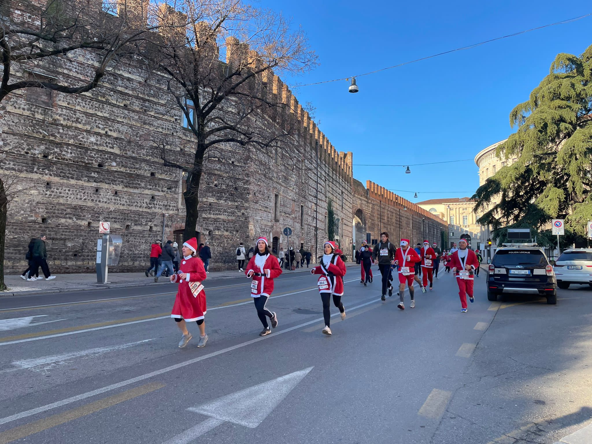 Verona si è tinta di rosso, le immagini più belle della Christmas Run
