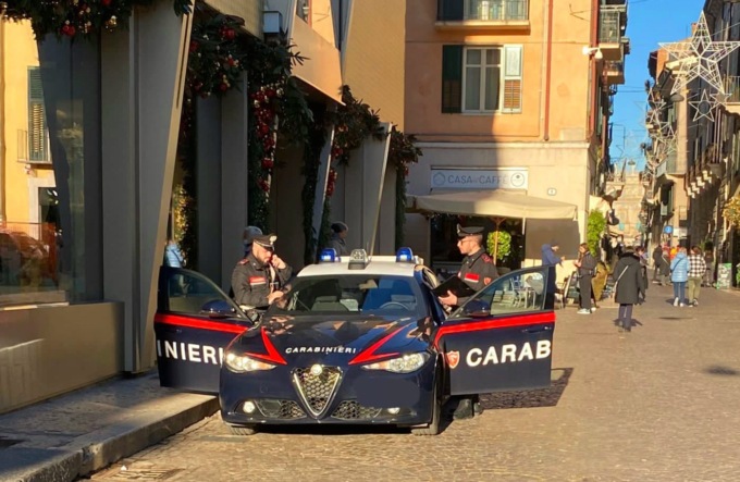 Sguinzaglia il “mastino” per terrorizzare le guardie mentre tenta di occultare la droga