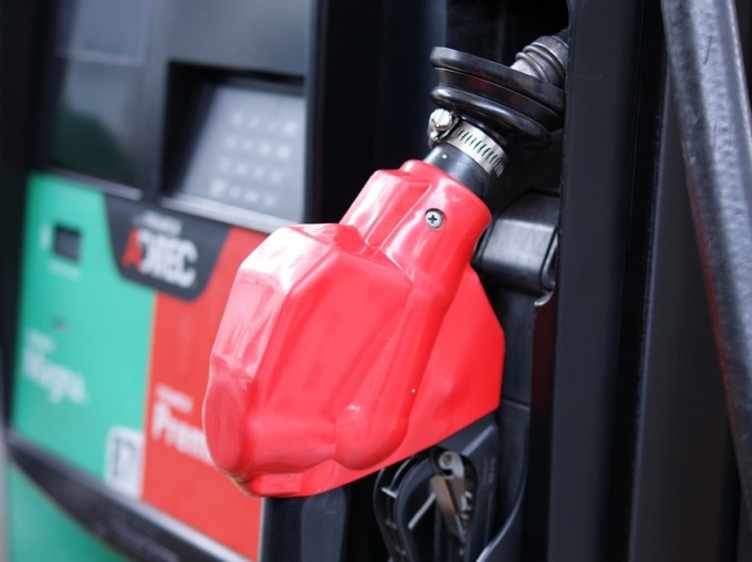 “Ho messo 20 euro ma dopo 5km sono rimasto a piedi”: truffe al distributore di benzina