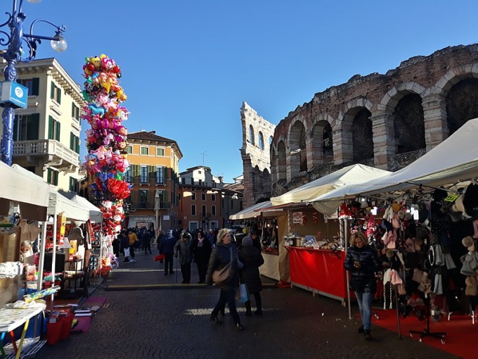 mercatini di Santa Lucia in Piazza Bra a Verona