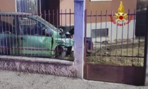 Perde il controllo dell'auto, distrugge un muretto di recinzione di un condominio di via Tevere e si dà alla fuga