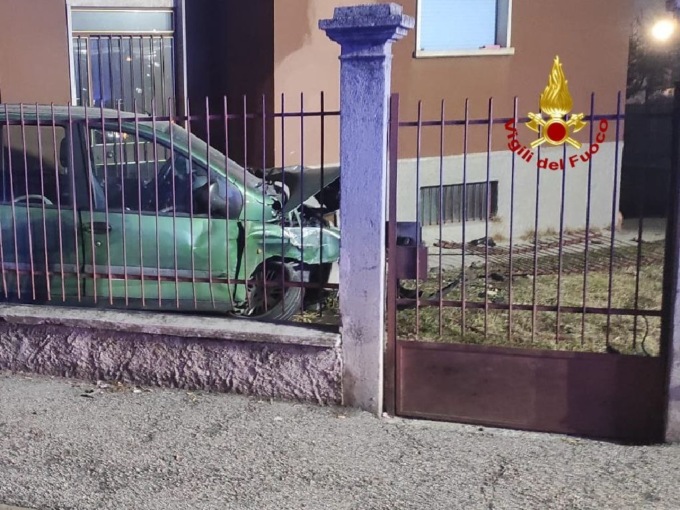 Perde il controllo dell’auto, distrugge un muretto di recinzione di un condominio di via Tevere e si dà alla fuga
