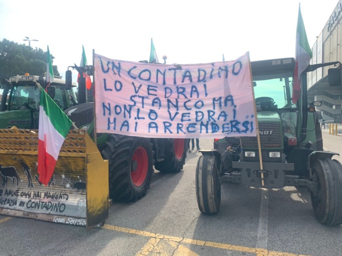 Al via Fieragricola di Verona, ai cancelli il presidio dei trattori in protesta