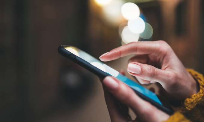 Manolesta e pièveloce clandestino ruba uno smartphone ma la giovane vittima (più furba) lo fa arrestare