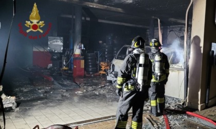 Incendio in officina ad Avesa, 5 gli intossicati