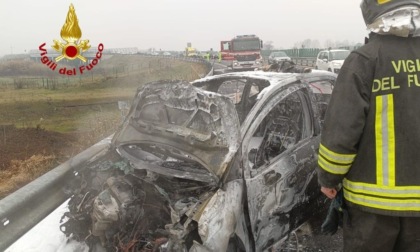 Auto si schianta e prende fuoco sulla tangenziale per Vicenza, illesa la conducente