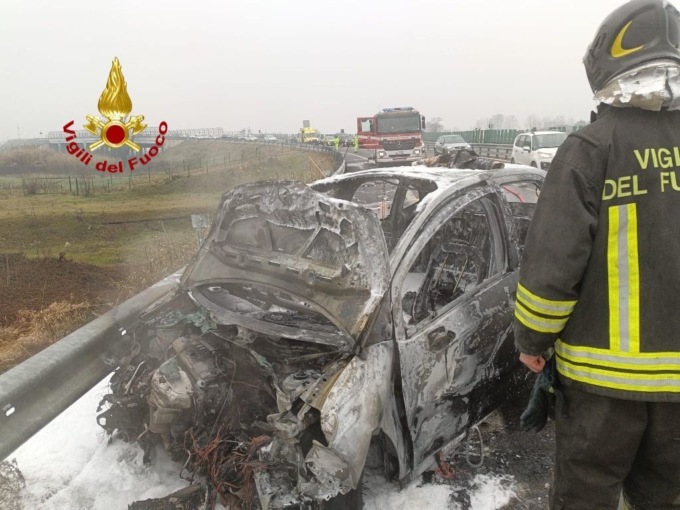 Auto si schianta e prende fuoco sulla tangenziale per Vicenza, illesa la conducente