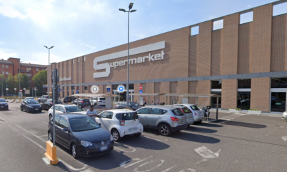 Tenta di rubare 240 euro di superalcolici al supermercato, poi aggredisce i vigilanti