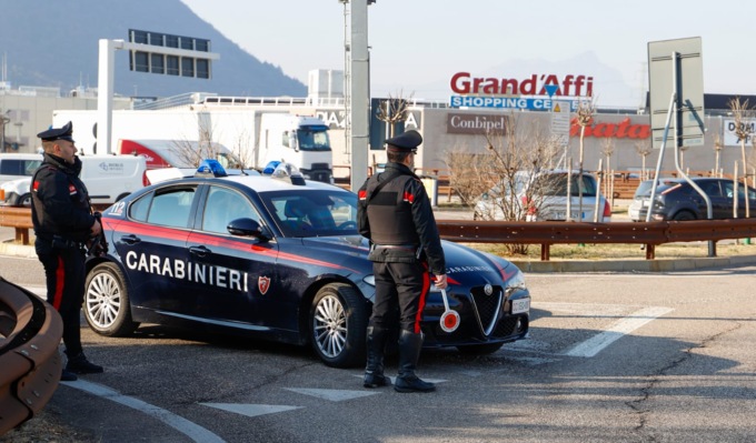 Fa scorta di superalcolici al supermercato, ma esce senza pagare: in auto aveva 61 bottiglie di whisky e rhum