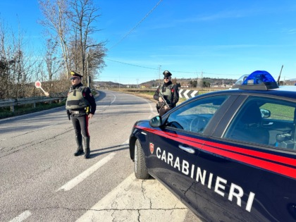 Minerbe, sorpreso a vendere droga lungo la provinciale: fermato 25enne con hashish e cocaina