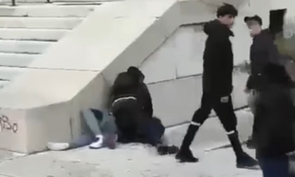 Ragazzo aggredito sulle scale del Municipio di Verona, altri due vittime di un branco di minorenni in via Roma