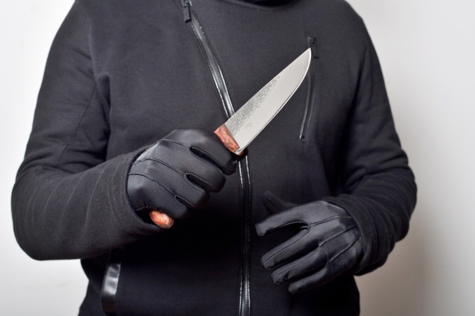 24enne prima minaccia la mamma con un coltello, poi di far saltare in aria la casa