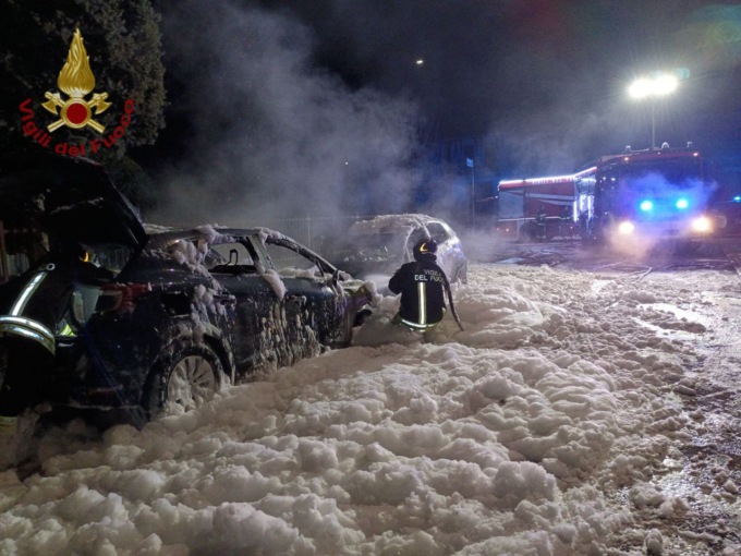Inferno di fuoco a Legnago per due auto divorate dalle fiamme