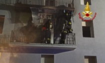 Incendio in un appartamento di via Selinunte, edificio evacuato: un intossicato