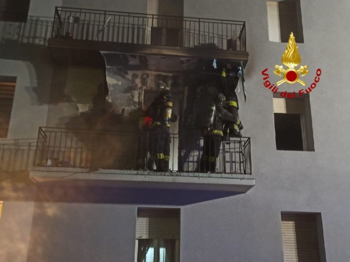 Incendio in un appartamento di via Selinunte, edificio evacuato: un intossicato